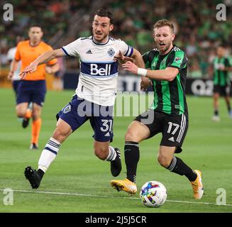 23 aprile 2022: Austin FC Forward Jon Gallagher (17) lavora contro Vancouver Whitecaps Midfielder Russell Teibert (31) durante una partita di calcio della Major League tra Austin FC e Vancouver Whitecaps il 23 aprile 2022 ad Austin, Texas. (Credit Image: © Scott Coleman/ZUMA Press Wire) Foto Stock