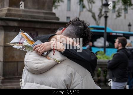 Barcellona, Spagna. 23rd Apr 2022. Una coppia ha visto baciare durante il giorno di Sant Jordi. Il tradizionale giorno dei libri e delle rose che si celebra in Catalogna per commemorare il giorno di Sant Jordi ha sofferto questo anno con forti piogge e grandine. (Foto di Paco Freire/SOPA Images/Sipa USA) Credit: Sipa USA/Alamy Live News Foto Stock