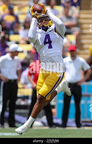 23 aprile 2022: La LSU running back John Emery Jr. (4) guarda in un passaggio durante la partita di Primavera Nazionale del Club LSU al Tiger Stadium di Baton Rouge, LOUISIANA. Jonathan Mailhes/CSM Foto Stock
