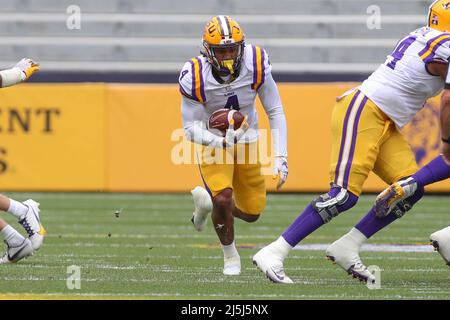 23 aprile 2022: La LSU che corre indietro John Emery Jr. (4) corre attraverso un buco grande durante la partita di Primavera di calcio del National L Club LSU al Tiger Stadium a Baton Rouge, LA. Jonathan Mailhes/CSM Foto Stock