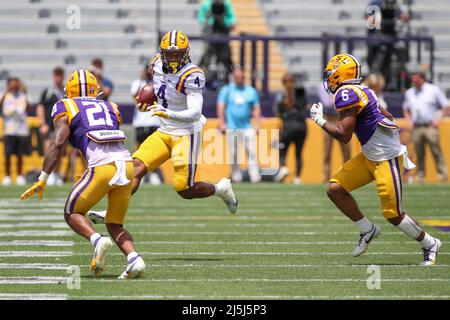 23 aprile 2022: La LSU running back John Emery Jr. (4) cerca un buco per superare le spalle difensive Jordan Toles (21) e Derrick Davis Jr. (6) durante il National L Club LSU Football Spring Game presso Tiger Stadium a Baton Rouge, LOUISIANA. Jonathan Mailhes/CSM Foto Stock