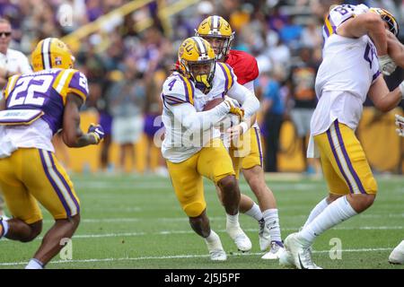 23 aprile 2022: La LSU che corre indietro John Emery Jr. (4) corre attraverso un buco grande durante la partita di Primavera di calcio del National L Club LSU al Tiger Stadium a Baton Rouge, LA. Jonathan Mailhes/CSM Foto Stock