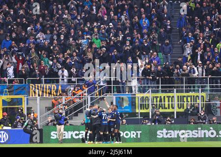 Milano, Italia. 23rd Apr 2022. Italy, Milan, apr 23 2022: Durante la partita di calcio FC INTER vs AS ROMA, Serie A 2021-2022 day34 Stadio San Siro (Photo by Fabrizio Andrea Bertani/Pacific Press) Credit: Pacific Press Media Production Corp./Alamy Live News Foto Stock