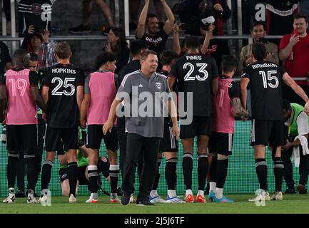 WASHINGTON, DC, USA - 23 APRILE 2022: Il 23 aprile 2022, l'allenatore capo ad interim Chad Ashton si gira con un sorriso sul volto per la prima vittoria come nuovo allenatore capo dopo una partita MLS tra D.C United e la Rivoluzione del New England, presso Audi Field, a Washington, CC. (Foto di Tony Quinn-Alamy Live News) Foto Stock