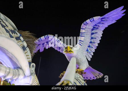 Rio de Janeiro, Brasile . 23rd Apr 2022. I membri della scuola di Portela samba si esibiscono durante la sfilata di Carnevale di Rio al Sambadrome Marques de Sapucai a Rio de Janeiro, Brasile, nel 23 aprile 2022 Credit: Brazil Photo Press/Alamy Live News Foto Stock