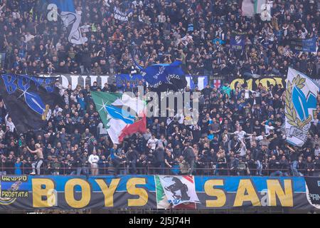 Milano, Italia. 23rd Apr 2022. Italia, Milano, apr 23 2022: i tifosi fc Inter ondano bandiere e mostrano bandiere negli stand durante la partita di calcio FC INTER vs AS ROMA, Serie A 2021-2022 day34 Stadio San Siro (Credit Image: © Fabrizio Andrea Bertani/Pacific Press via ZUMA Press Wire) Foto Stock