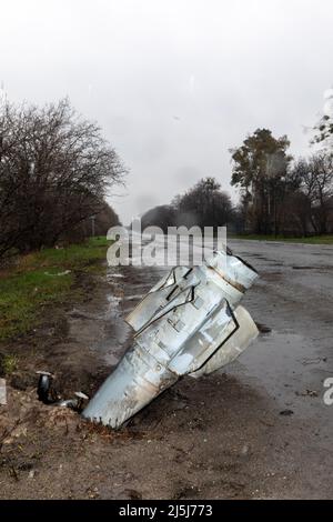 Ucraina. 22nd Apr 2022. Un razzo inesploso delle truppe di occupazione russe si stacca dalla strada. La Russia ha invaso l'Ucraina il 24 febbraio 2022, scatenando il più grande attacco militare in Europa dalla seconda guerra mondiale (Foto di Mykhaylo Palinchak/SOPA Images/Sipa USA) Credit: Sipa USA/Alamy Live News Foto Stock