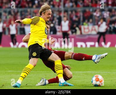 Monaco di Baviera, Germania. 23rd Apr 2022. Julian Brandt (L) di Dortmund vies con Leon Goretzka del Bayern Monaco di Baviera durante una partita della Bundesliga tedesca tra Bayern Monaco di Baviera e Borussia Dortmund a Monaco di Baviera, Germania, 23 aprile 2022. Il Bayern Munich ha vinto il 3-1 e ha rivendicato il successivo titolo di Bundesliga nel 10th. Credit: Philippe Ruiz/Xinhua/Alamy Live News Foto Stock