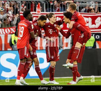 Monaco di Baviera, Germania. 23rd Apr 2022. Jamal Musiala (2nd L) di Bayern Munich celebra il suo punteggio con i compagni di squadra durante una partita della Bundesliga tedesca tra Bayern Munich e Borussia Dortmund a Monaco di Baviera, Germania, 23 aprile 2022. Il Bayern Munich ha vinto il 3-1 e ha rivendicato il successivo titolo di Bundesliga nel 10th. Credit: Philippe Ruiz/Xinhua/Alamy Live News Foto Stock