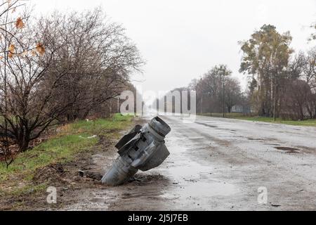 Ucraina. 22nd Apr 2022. Un razzo inesploso delle truppe di occupazione russe si stacca dalla strada. La Russia ha invaso l'Ucraina il 24 febbraio 2022, scatenando il più grande attacco militare in Europa dalla seconda guerra mondiale Credit: SOPA Images Limited/Alamy Live News Foto Stock