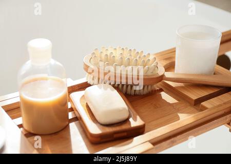 Vassoio da bagno con diversi materiali di consumo e prodotti cosmetici, primo piano Foto Stock