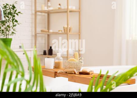 Vassoio da bagno con diversi accessori e fiori di gypsophila nella stanza da bagno interna Foto Stock