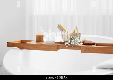 Vassoio da bagno con diverse forniture e fiori di gypsofila Foto Stock