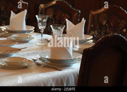 Un tavolo lussuosamente impostato di una persona nobile Foto Stock