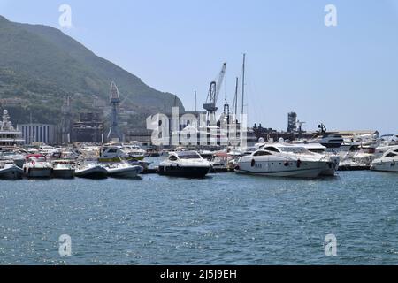 Castellammare di Stabia - Barche al porto turistico dalla scogliera frangiflutti Foto Stock