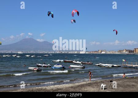 Castellammare di Stabia - kitesurfers sulla spiaggia libera adiacente al porto Foto Stock
