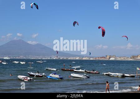 Castellammare di Stabia - kitesurfers sulla spiaggia pubblica adiacente al porto Foto Stock