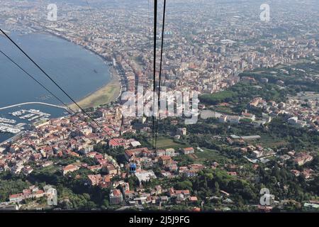 Castellammare di Stabia - Panorama della cabina della Funivia del Faito a metà percorso Foto Stock