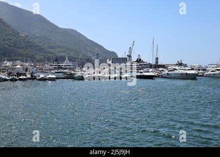 Castellammare di Stabia - Scorcio della Fincantieri dalla scogliera frangiflutti Foto Stock