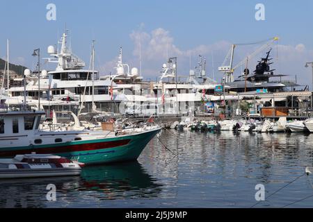 Castellammare di Stabia - Yacht al porto turistico Foto Stock
