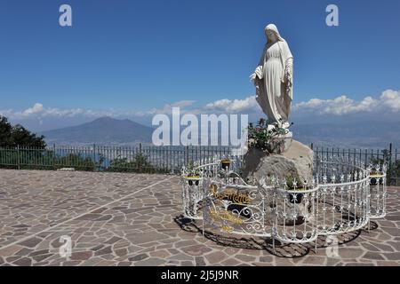 Monte Faito - Madonna dell'Accoglienza sul sagrato del Santuario di San Michele Foto Stock