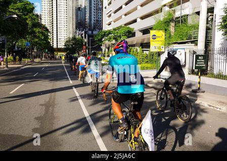 National Capital Region, Filippine. 24th Apr 2022. I ciclisti possono fare un giro in bicicletta dalla città di Mandaluyong all'unica foresta della città di Manila. Arroceros Forest Park è l'ultimo polmone di Metro Manila, ma le biciclette non sono consentite all'interno. Quindi, questi ciclisti si bikano alla città di Manila dal distretto di Greenfield per celebrare la Giornata della Terra. Mentre vanno a Manila i ciclisti della città promuove l'uso della bicicletta e tendono ad invitare altri ciclisti, che sono sulla strada, ad unirsi. (Credit Image: © George Buid/ZUMA Press Wire) Foto Stock