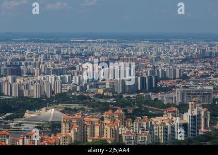 Vista aerea dello skyline di tutta la parte orientale di Singapore. La catena montuosa sullo sfondo è la Malesia meridionale. 2022 Foto Stock