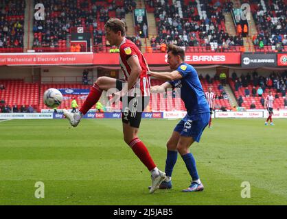 Sheffield, Inghilterra, 23rd aprile 2022. Sander Berge di Sheffield Utd e Ryan Wortle di Cardiff City durante la partita del campionato Sky Bet a Bramall Lane, Sheffield. Il credito dovrebbe essere: Simon Bellis / Sportimage Foto Stock