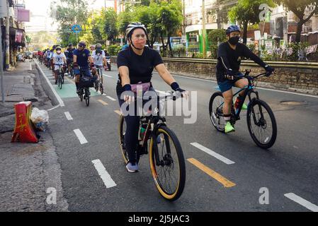 National Capital Region, Filippine. 24th Apr 2022. I ciclisti possono fare un giro in bicicletta dalla città di Mandaluyong all'unica foresta della città di Manila. Arroceros Forest Park è l'ultimo polmone di Metro Manila, ma le biciclette non sono consentite all'interno. Quindi, questi ciclisti si bikano alla città di Manila dal distretto di Greenfield per celebrare la Giornata della Terra. Mentre vanno a Manila i ciclisti della città promuove l'uso della bicicletta e tendono ad invitare altri ciclisti, che sono sulla strada, ad unirsi. (Credit Image: © George Buid/ZUMA Press Wire) Foto Stock