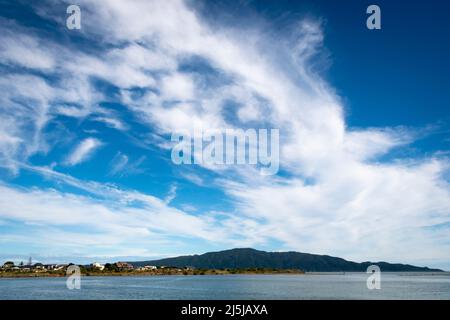 Nuvole streaky sopra l'isola di Kapiti, da Waikanae Beach, Kapiti District, North Island, Nuova Zelanda Foto Stock