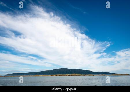 Nuvole streaky sopra l'isola di Kapiti, da Waikanae Beach, Kapiti District, North Island, Nuova Zelanda Foto Stock