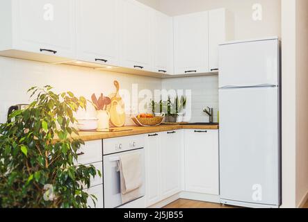 interno di una cucina moderna, bianca, confortevole, primo piano all'interno Foto Stock
