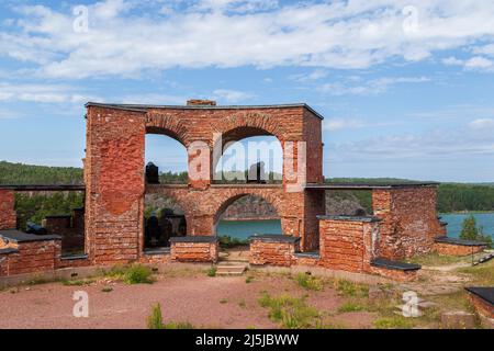 Rovine della Torre Notvik presso la fortezza di Bomarsund nelle isole Åland, Finlandia. È stato costruito nel 1832-54 ed è un sito storico pubblico all'aperto Foto Stock