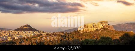 Atene, Grecia. Acropoli di Atene e Monte Licabetto panorama dal colle Areopago al crepuscolo. Antiche rovine e vista aerea del paesaggio urbano Foto Stock