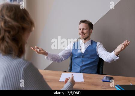 Il datore di lavoro scuotendo le mani sorridendo al candidato imprenditoriale qualificato per il colloquio di lavoro in ufficio, il responsabile si è congratulato con cliente soddisfatto, accordo dei soci di affari, negoziazione riuscita Foto Stock