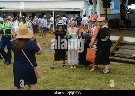 KUMARA, NUOVA ZELANDA, 8 GENNAIO 2022; un gruppo di donne si sono allineate per la foto al concorso Gold Nuggets al Kumara Race Track, 8 gennaio 2022 . Foto Stock