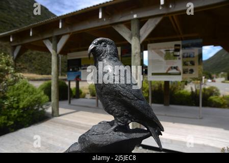 Statua di un kea, il pappagallo alpino Nestor notabilis, a Arthur's Pass isite, Nuova Zelanda Foto Stock