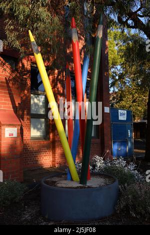 Giardino di fronte alla St Kevin's Primary School, progettato per assomiglia a cinque matite giganti colorate che crescono fuori dal terreno Foto Stock