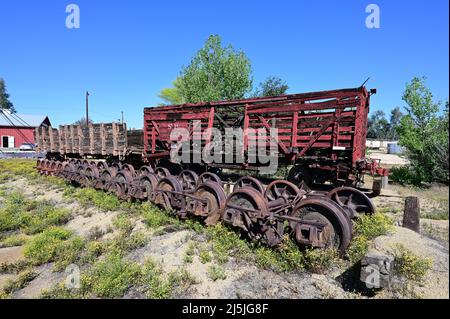 Perris, California, USA-Aprile 23 2022: Vagoni marcianti in una ferrovia che siede a Perris California meridionale Foto Stock