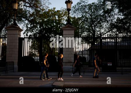 Washington, Stati Uniti. 23rd Apr 2022. I turisti e i visitatori trascorrono il loro fine settimana in Pennsylvania Ave di fronte alla Casa Bianca a Washington, DC, Stati Uniti, il 23 aprile 2022. Credit: Ting Shen/Xinhua/Alamy Live News Foto Stock