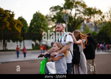 Washington, Stati Uniti. 23rd Apr 2022. I turisti e i visitatori trascorrono il loro fine settimana in Pennsylvania Ave di fronte alla Casa Bianca a Washington, DC, Stati Uniti, il 23 aprile 2022. Credit: Ting Shen/Xinhua/Alamy Live News Foto Stock