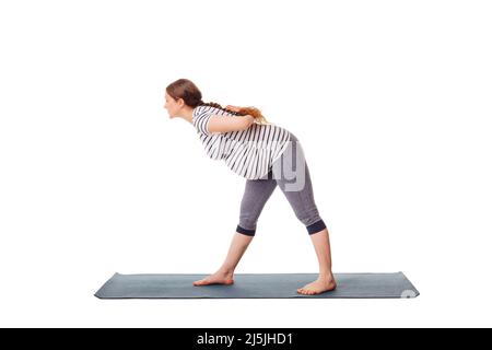 Donna incinta che fa yoga asana parsvottanasana Foto Stock