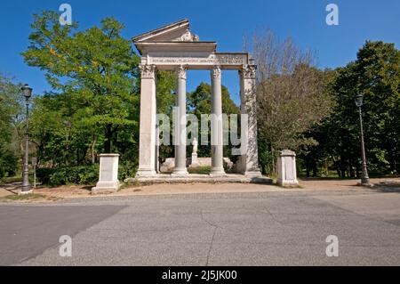 Tempio di Antonino e Faustina (1792) al Parco di Villa Borghese, Roma, Lazio, Italia Foto Stock