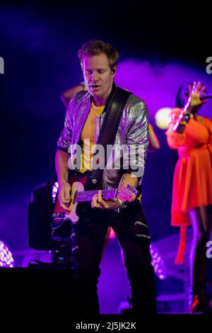 Zagabria, Croazia - 29 agosto 2017:Duran Duran carta dèi on tour 2017 a Salata Zagabria. Dominic Brown chitarrista della band Duran Duran sul palco Foto Stock