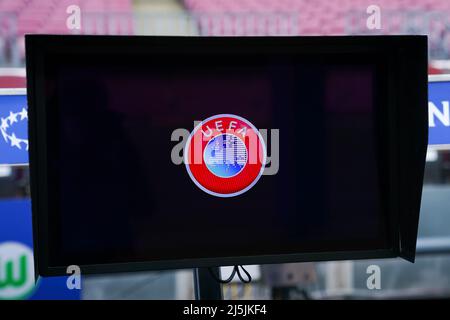 Barcellona, Spagna. 22nd Apr 2022. SCHERMO VAR durante la partita di football della UEFA Womens Champions League tra il FC Barcelona e la VFL Wolfsburg a Camp Nou a Barcellona, Spagna. Daniela Porcelli/SPP Credit: SPP Sport Press Photo. /Alamy Live News Foto Stock