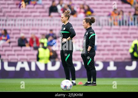 Barcellona, Spagna. 22nd Apr 2022. L'assistente Kim Kulig (Wolfsburg) e i membri del personale durante il riscaldamento prima della partita di football della UEFA Womens Champions League tra il FC Barcelona e la VFL Wolfsburg al Camp Nou di Barcellona, Spagna. Daniela Porcelli/SPP Credit: SPP Sport Press Photo. /Alamy Live News Foto Stock