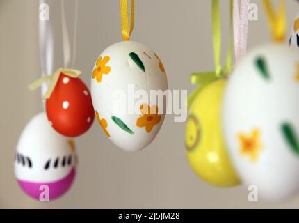 Uova di Pasqua visualizzate sul ramo Foto Stock