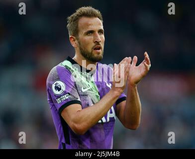 Londra, Inghilterra - APRILE 23: Harry Kane di Tottenham Hotspur aggancia i fan dopo la Premier League tra Brentford e Tottenham Hotspur a Brentford C. Foto Stock