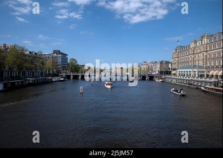Vista sul fiume Amstel dal TotorontobrugBridge ad Amsterdam Paesi Bassi 22-4-2022 Foto Stock