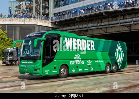 sport, calcio, 2. Bundesliga, 2021/2022, FC Schalke 04 contro SV Werder Bremen 1-4, Veltins Arena Gelsenkirchen, teambus di Werder Bremen, le NORMATIVE DFL VIETANO QUALSIASI USO DI FOTOGRAFIE COME SEQUENZE DI IMMAGINI E/O QUASI-VIDEO Foto Stock